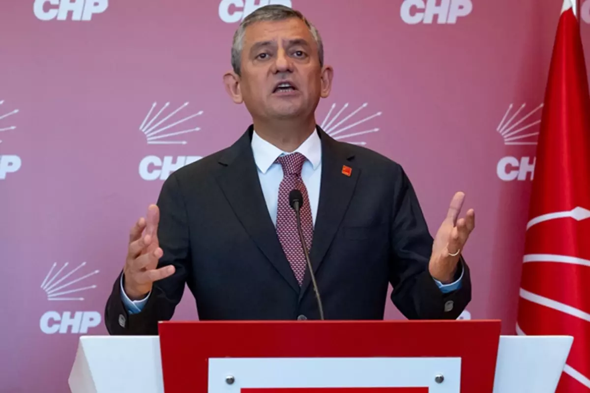 Özel, elindeki anketi açıklayarak iddialı bir şekilde konuştu: Birinci olamazsak o gece siyaseti bırakırım.