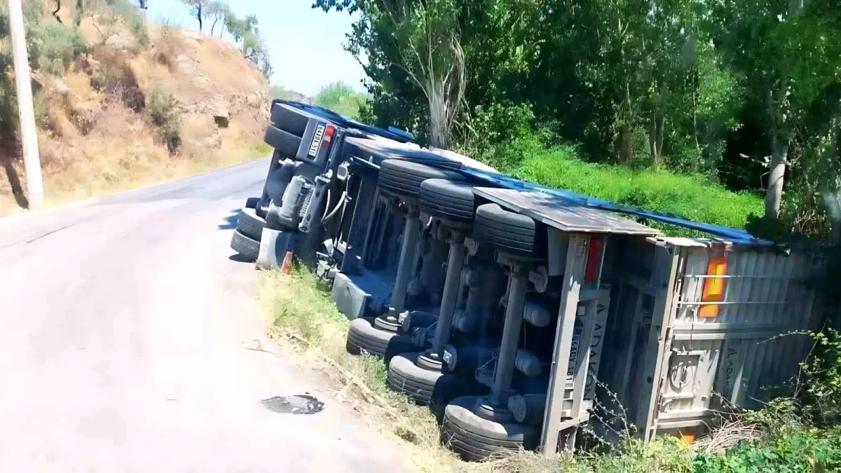 Söke’de Maden Tırı Şarampole Uçtu, Can Kaybı Yaşanmadı