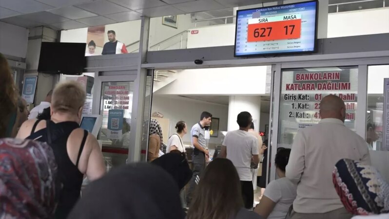 Son güne bıraktıkları için bedelini ödediler! Ehliyet yenileme kuyrukları müdürlükleri tıkadı.