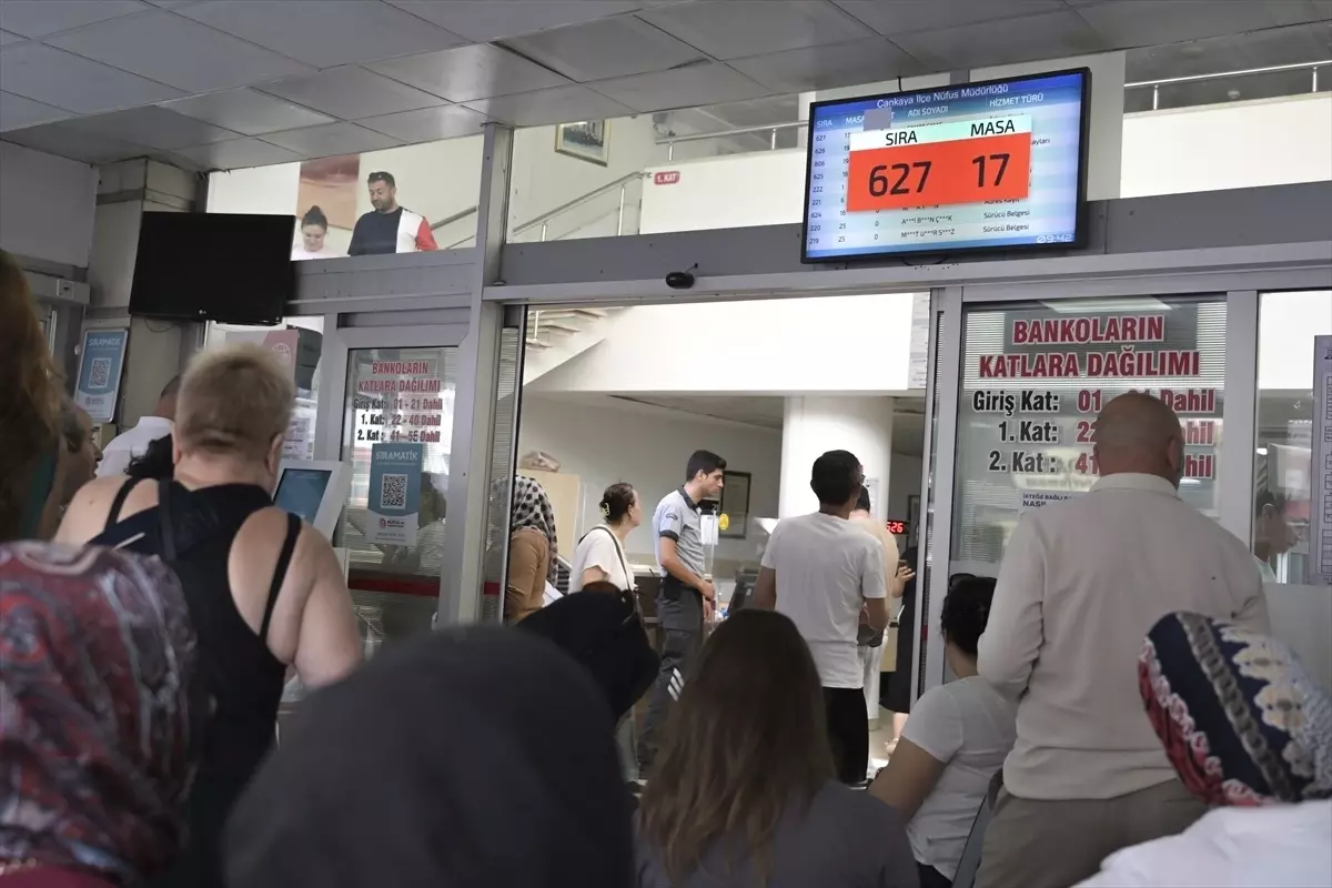 Son güne bıraktıkları için bedelini ödediler! Ehliyet yenileme kuyrukları müdürlükleri tıkadı.