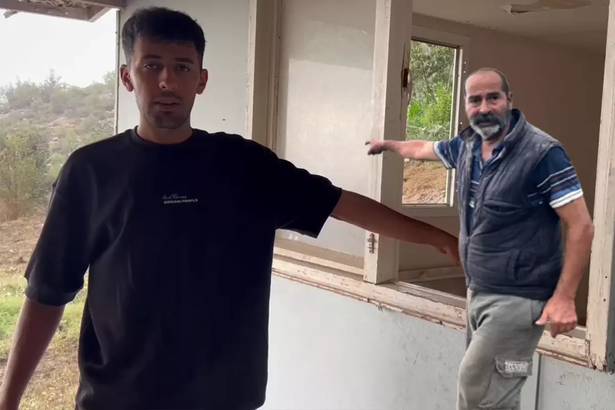 Taş ocağındaki patlamalardan fırlayan taşlardan canlarını zor kurtardılar.