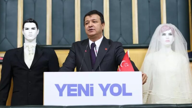 TBMM’de dikkat çeken protesto! Kürsüye gelin ve damat mankeniyle çıktı.