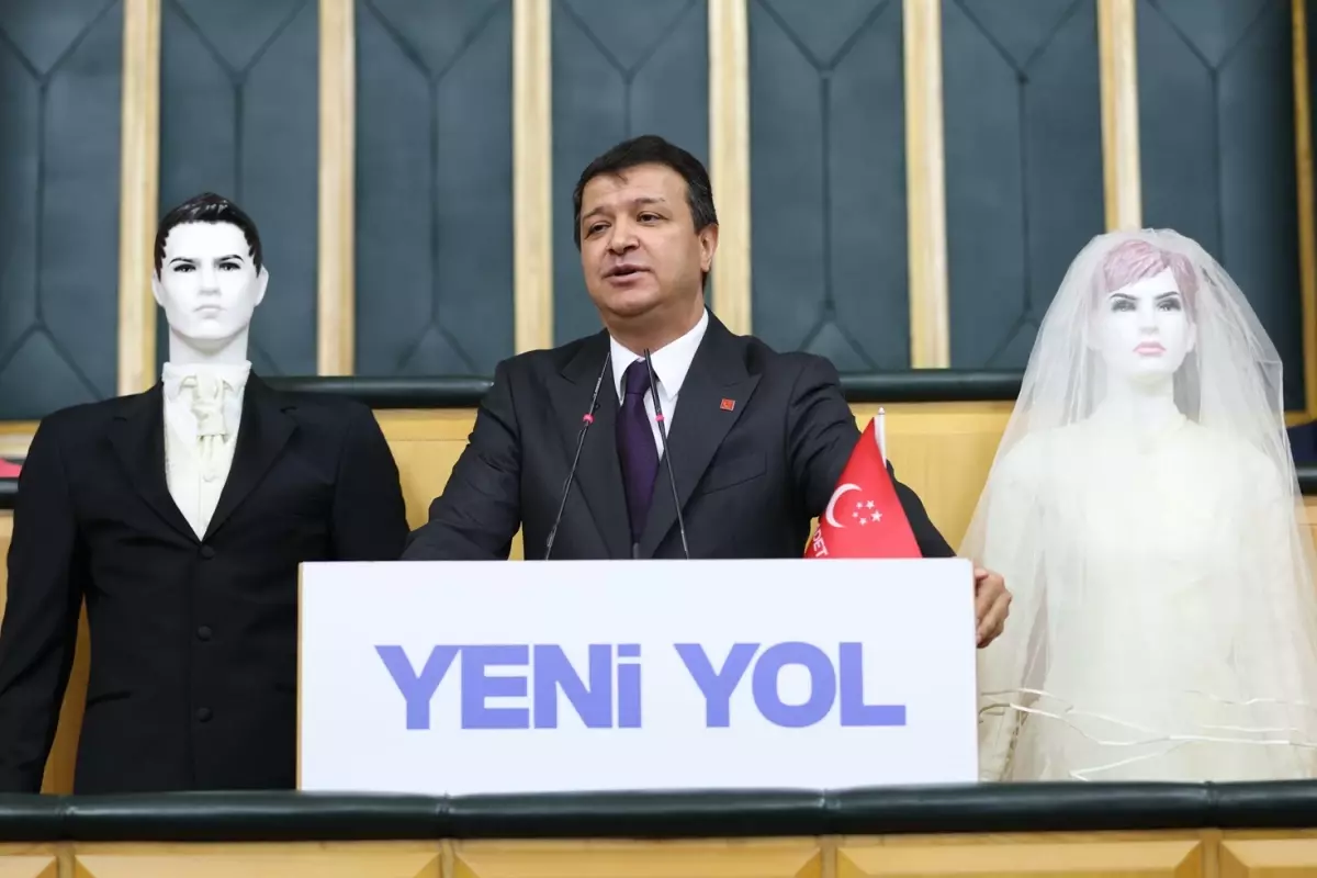 TBMM’de dikkat çeken protesto! Kürsüye gelin ve damat mankeniyle çıktı.