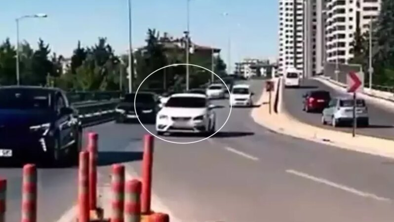 Trafikte ‘kaynak’ yapanlar yakalandı! Polis, tek tek tespit ederek 4 milyon lira ceza verdi.