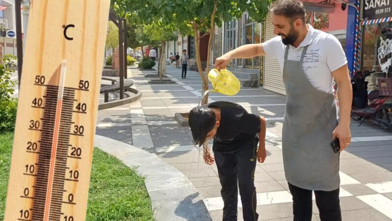 Tüm zamanların sıcaklık rekorunun kırıldığı Silopi’de yaşam durma noktasına geldi.