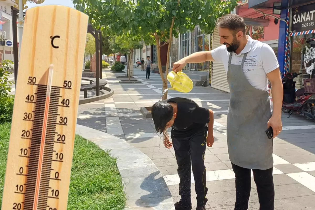 Tüm zamanların sıcaklık rekorunun kırıldığı Silopi’de yaşam durma noktasına geldi.
