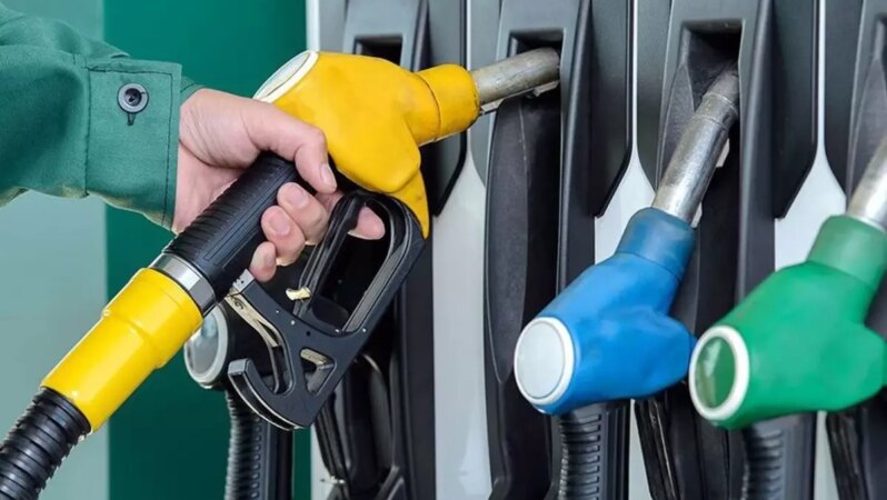 Araç sahiplerine müjde: Motorin bu gece indirime gidiyor!