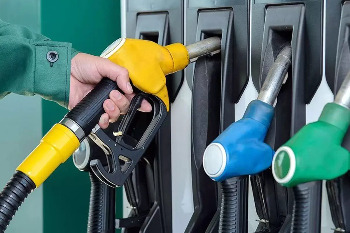 Araç sahiplerine müjde: Motorin bu gece indirime gidiyor!