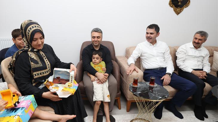Bakan Kurum, depremzede aileyi ziyaret etti!