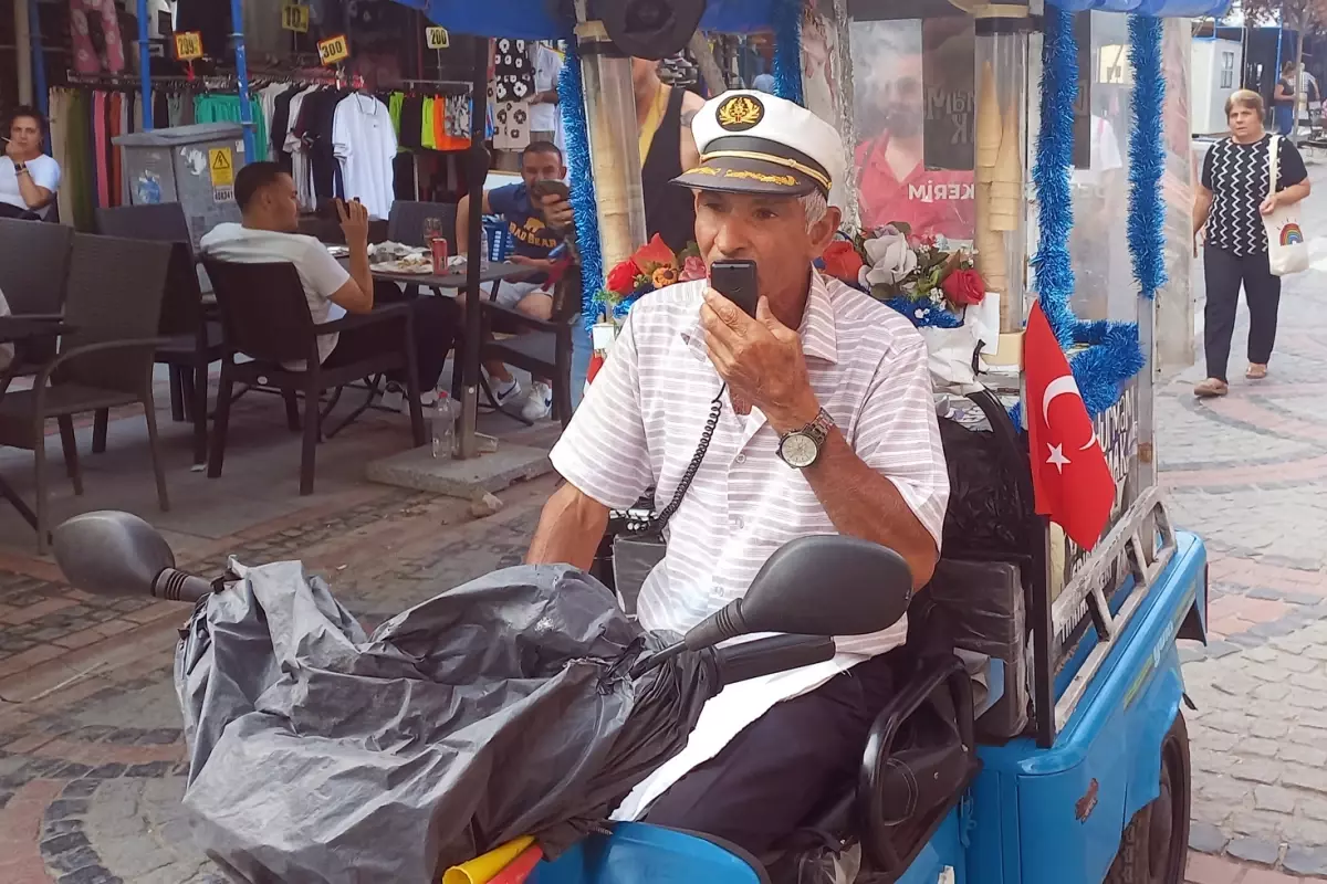 Bir mesleğin son temsilcisi! Yarım asırdır sokaklarda değişmeyen ürün satışı yapıyor.