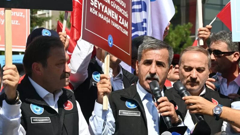 İşten ayrılan memurlar Hazine ve Maliye Bakanlığı’nın önünde meydan okudu: “Alnını karışlarım.