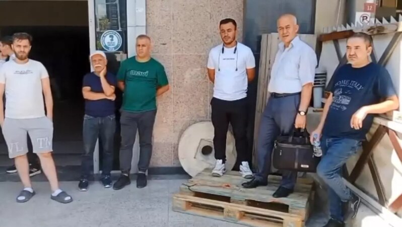 İzinli çalışanları bırakan patron kardeşler fabrikanın boşaltılmasını sağlayıp kayıplara karıştı.