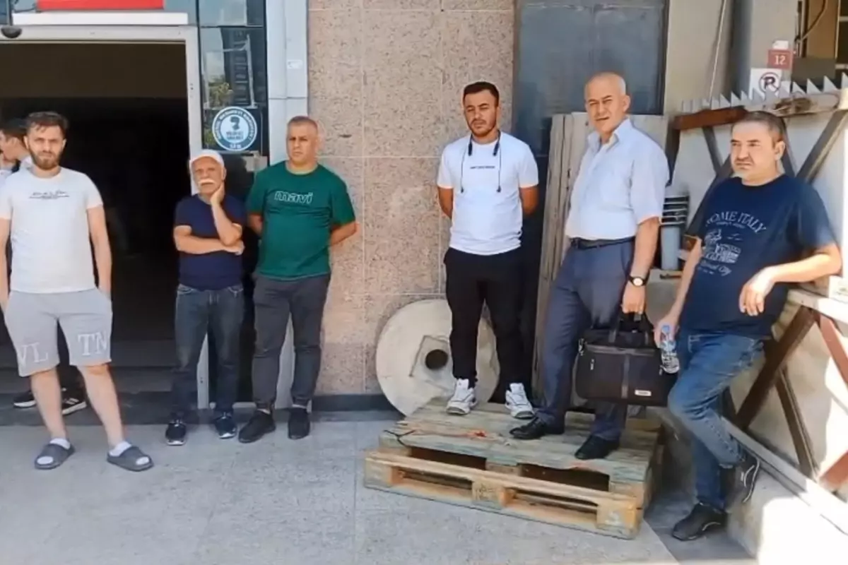 İzinli çalışanları bırakan patron kardeşler fabrikanın boşaltılmasını sağlayıp kayıplara karıştı.