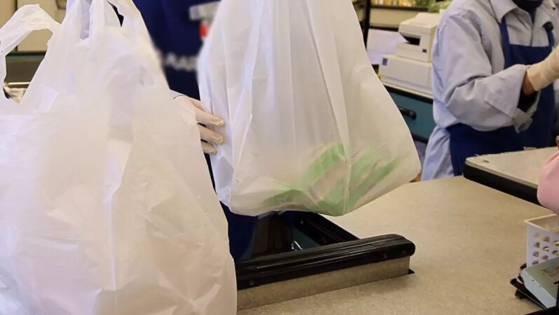 Kağıt ve bez çanta satan marketler, plastik poşet kullanmadıkları için yandı.