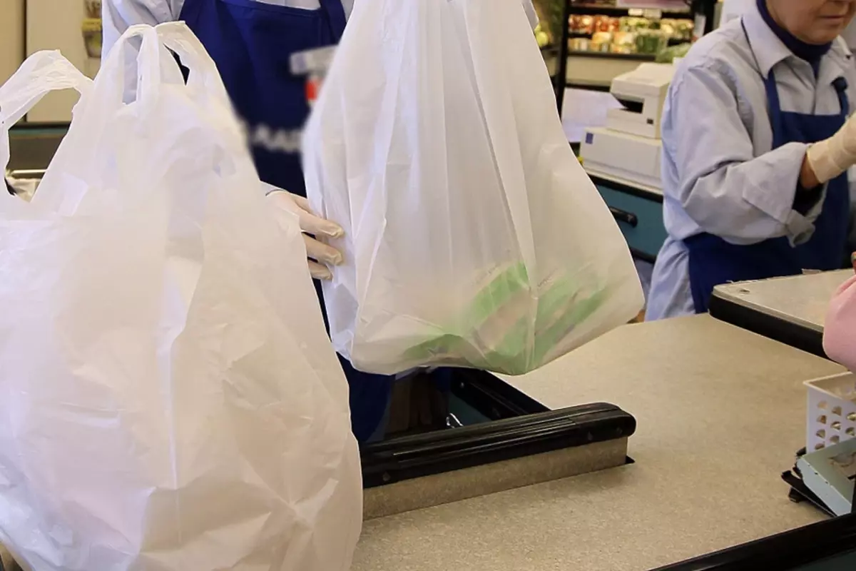 Kağıt ve bez çanta satan marketler, plastik poşet kullanmadıkları için yandı.