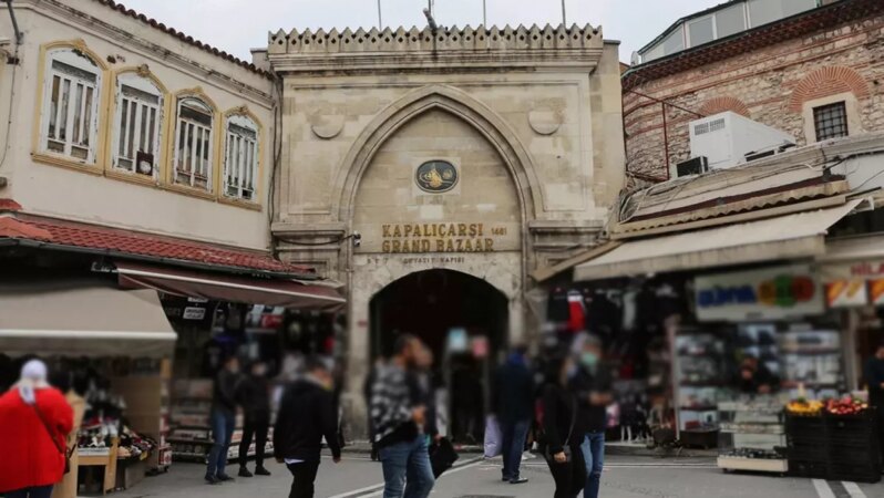 Kapalıçarşı’da 1 milyar 250 milyonluk baskın! 23 dükkan mühürlendi, 40 kişi gözaltına alındı.