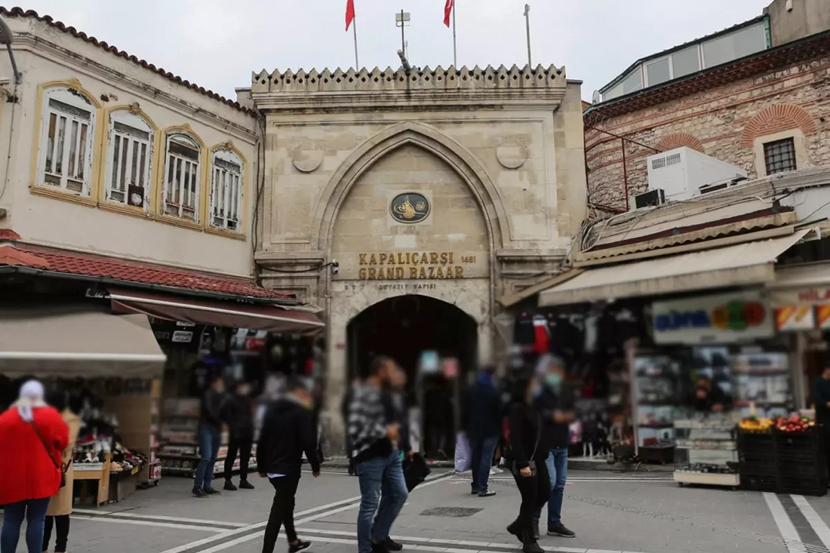 Kapalıçarşı’da 1 milyar 250 milyonluk baskın! 23 dükkan mühürlendi, 40 kişi gözaltına alındı.