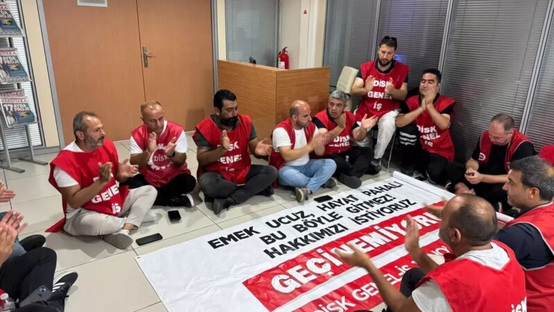 Karşıyaka Belediyesi çalışanları, maaşlarını alamadıkları için eylem düzenledi.