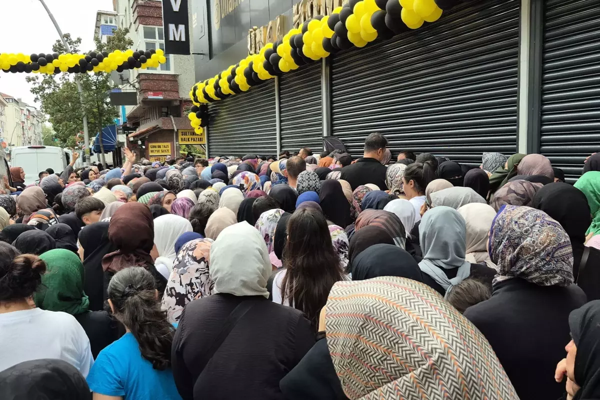 Mağaza açılışında ‘indirim’ yoğunluğu: Kepenkler yumruklandı, vatandaşlar ezilme tehlikesi yaşadı.