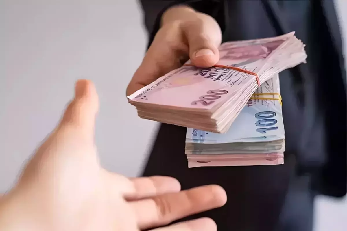 Memurlar ve emeklileri için toplu sözleşme süreci sürüyor.