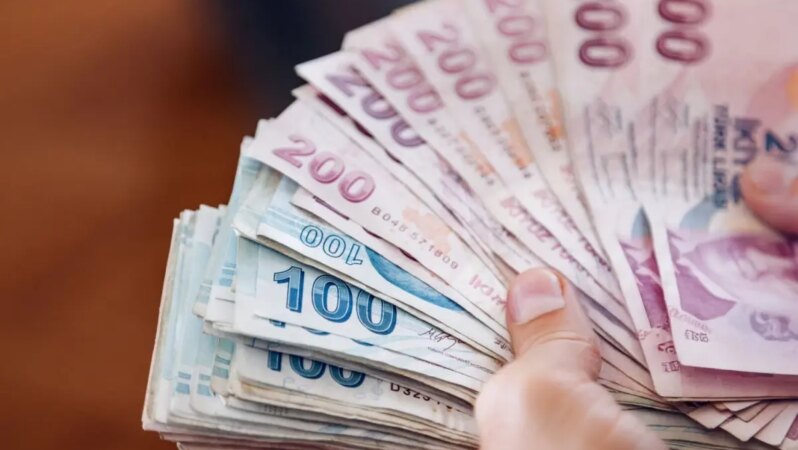 Milyonlarca memur ve emekliyi etkileyen zam kararı Resmi Gazete’de yayımlandı.