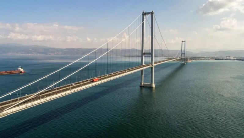 Osmangazi Köprüsü altından 64 metre ve daha yüksek gemilerin geçişine izin verilmedi.