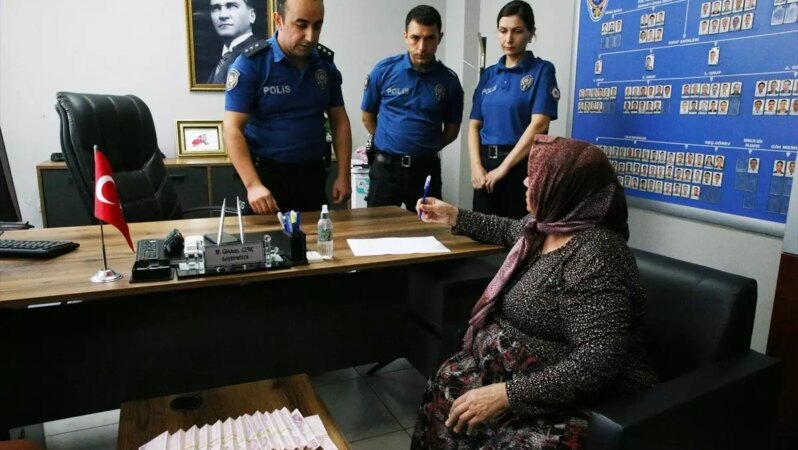 Sürpriz yapma isteğiyle annesini neredeyse bir servet kaybettiriyordu.