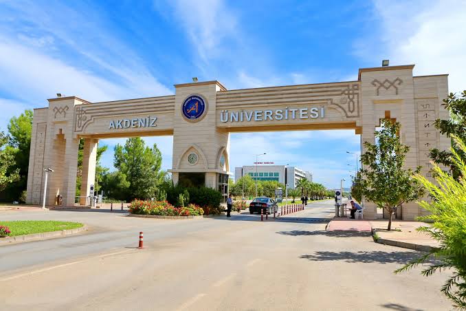 Akdeniz Üniversitesi’nde Hoca Krizi: Öğrenciler Belirsizlik İçinde
