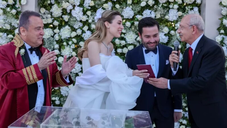 Antalya Büyükşehir Belediyesi’ne yönelik yeni dalga operasyonunda gözaltına alınan kişiler belirlendi.