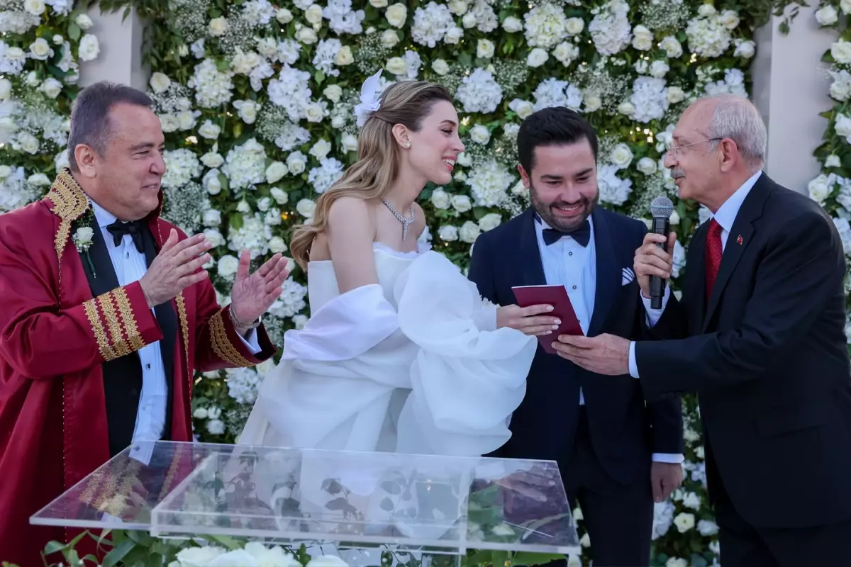 Antalya Büyükşehir Belediyesi’ne yönelik yeni dalga operasyonunda gözaltına alınan kişiler belirlendi.