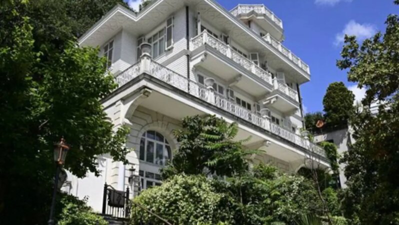 Beyaz Köşk, İstanbul Boğazı’nın en değerli mülklerinden biri olarak yeniden satışa sunuldu.