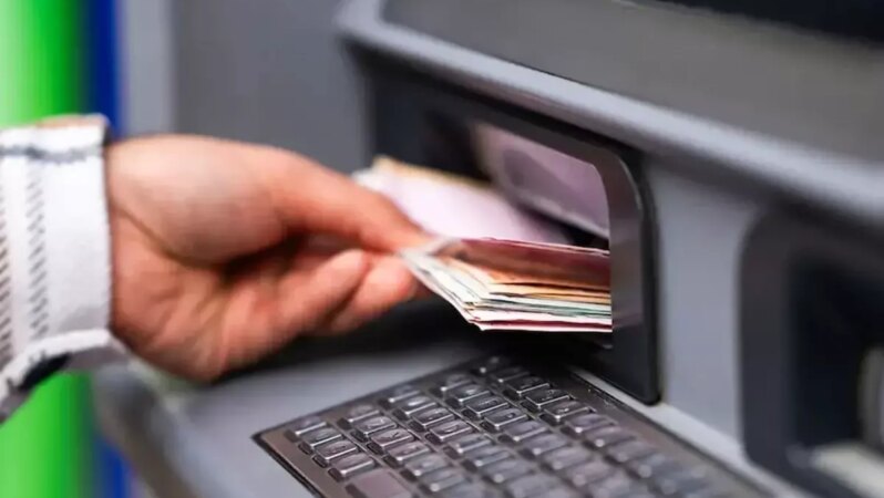 Büyük banka nakit işlemlerini tamamen durdurdu, tüm ATM’lerini kapattı.