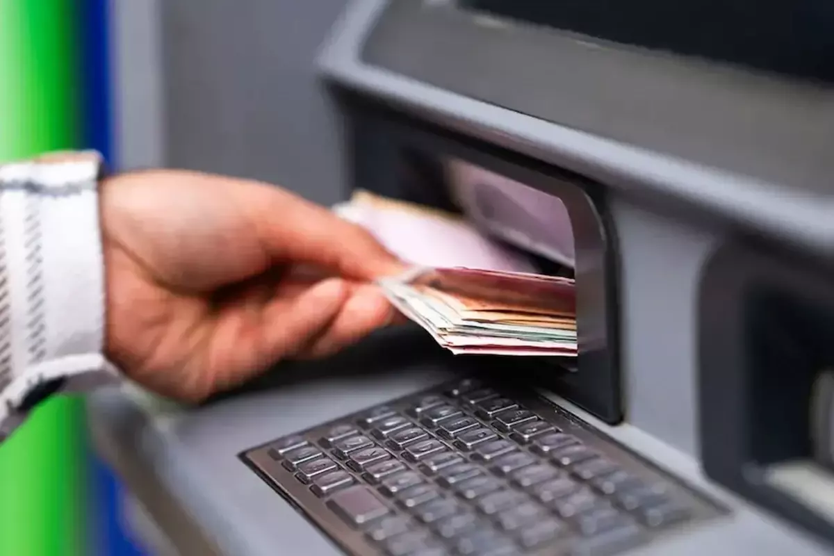 Büyük banka nakit işlemlerini tamamen durdurdu, tüm ATM’lerini kapattı.