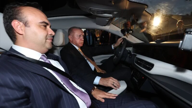 Cumhurbaşkanı Erdoğan, Dolmabahçe’de yeni TOGG T10F ile test sürüşü gerçekleştirdi.