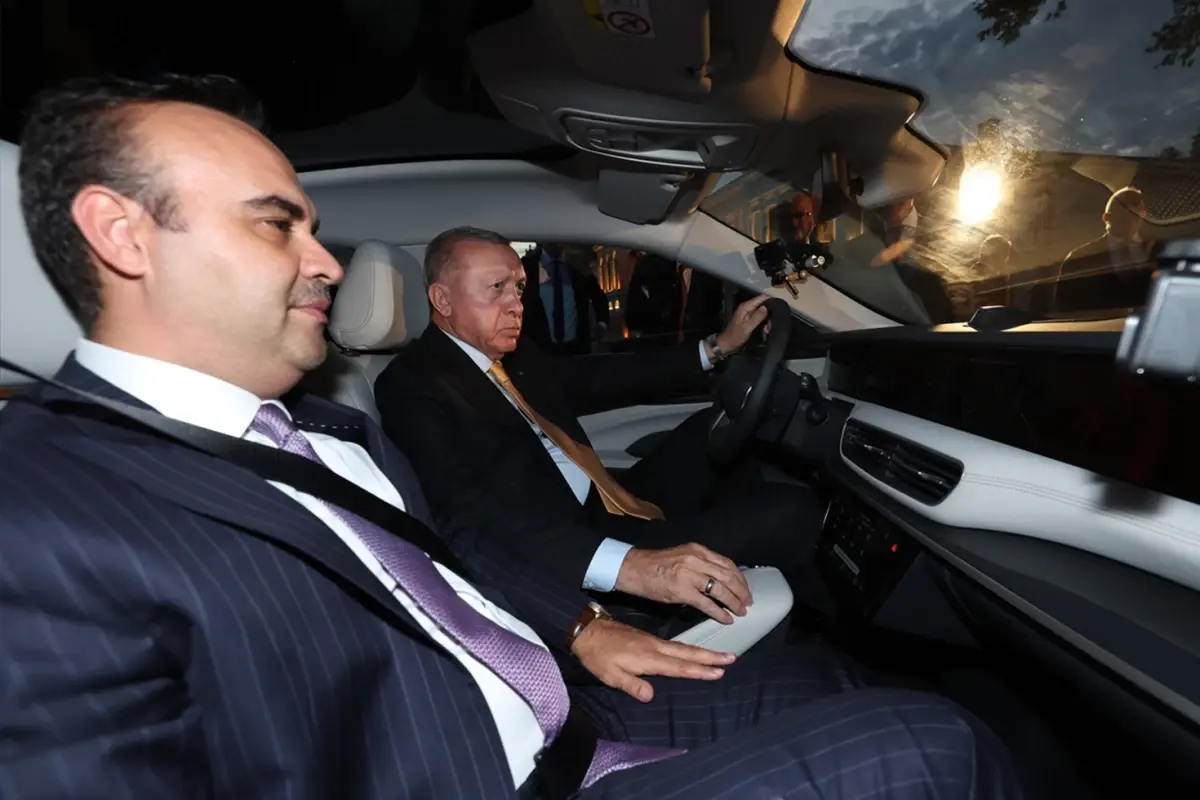 Cumhurbaşkanı Erdoğan, Dolmabahçe’de yeni TOGG T10F ile test sürüşü gerçekleştirdi.