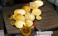 Gram altın 5000 TL’yi geçerek rekorunu tazeledi.