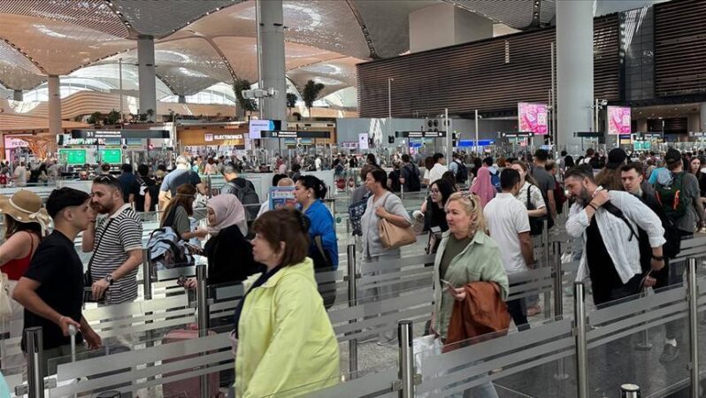 İstanbul’daki havalimanlarında uçan yolcu sayısı Türkiye nüfusunu geçti.