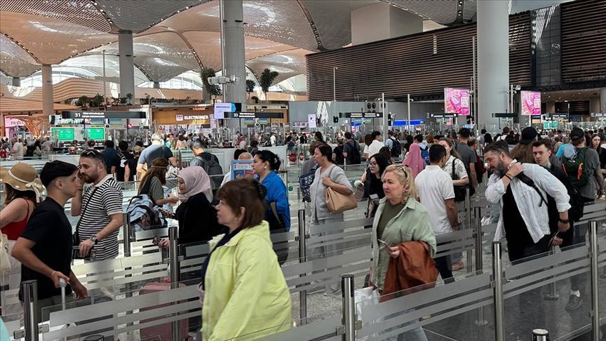 İstanbul’daki havalimanlarında uçan yolcu sayısı Türkiye nüfusunu geçti.
