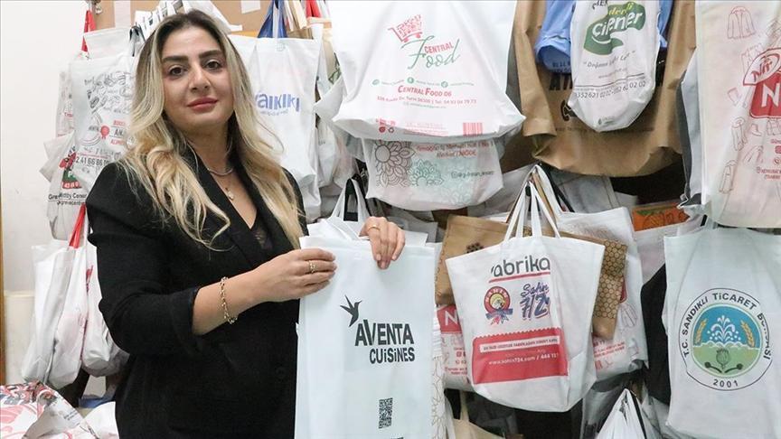 Kadın girişimci, ürettiği bez çantaları Avrupa ve Orta Doğu’ya satıyor.