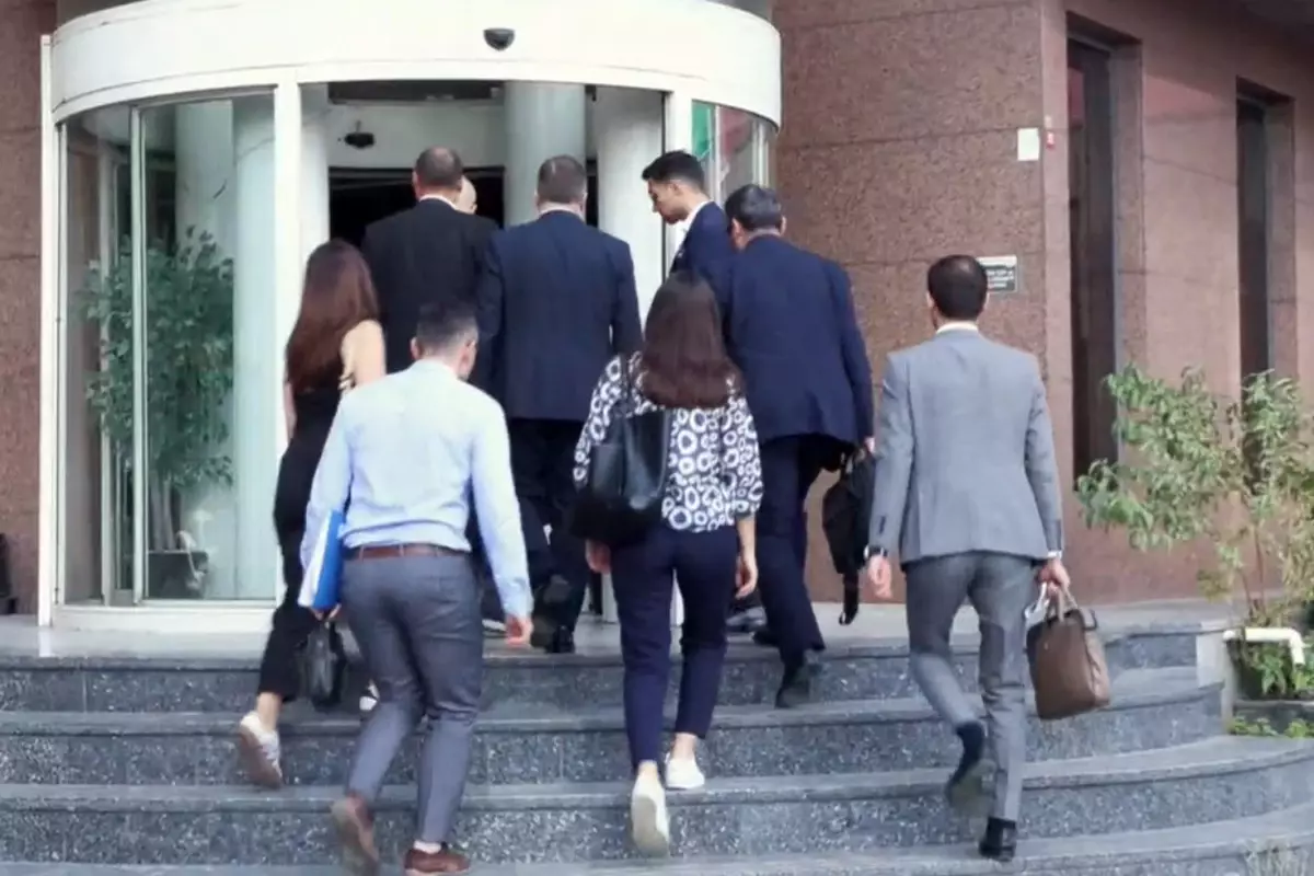 Kayyum heyeti, Can Holding binasına bu şekilde girdi