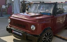 Öğrencilerin tasarladığı elektrikli araç Lyra, TEKNOFEST’te sergilenecek.