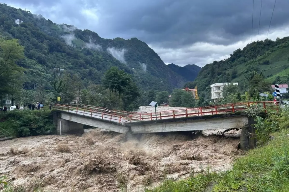 Rize’deki sel felaketinden zarar görenlere 4 milyon liralık yardım