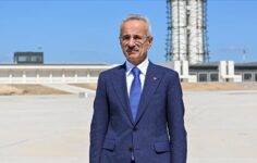 Bu yıl denize inşa edilecek havalimanının ihalesinin tamamlanması hedefleniyor.