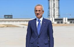 Bu yıl denize inşa edilecek havalimanının ihalesinin tamamlanması hedefleniyor.