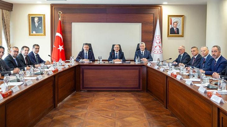 Gıda Komitesi, Hazine ve Maliye Bakanı Mehmet Şimşek'in önderliğinde bir araya geldi. 1 Gıda Komitesi, Hazine ve Maliye Bakanı Mehmet Şimşek’in önderliğinde bir araya geldi.