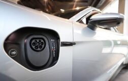 Geleneksel motorlu araç satışları azalıyor.