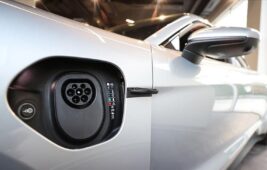 Geleneksel motorlu araç satışları azalıyor. 3 Geleneksel motorlu araç satışları azalıyor.