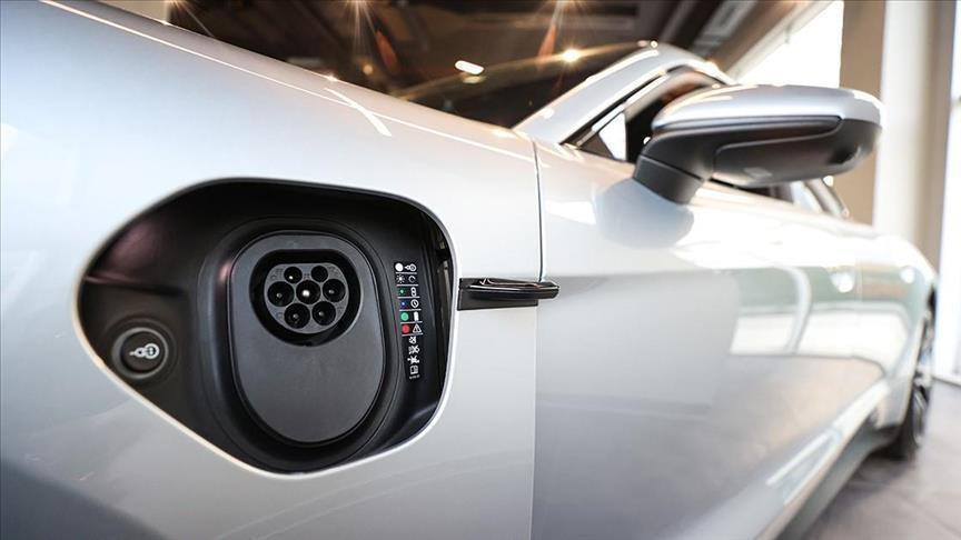 Geleneksel motorlu araç satışları azalıyor. 3 Geleneksel motorlu araç satışları azalıyor.